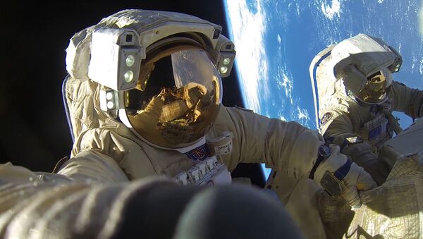 Космонавты во время выхода в открытый космос, архивное фото - Sputnik Таджикистан