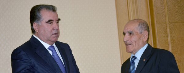 Эмомалӣ Раҳмон, раисиҷумҳури Тоҷикистон ва Қаҳҳор Маҳкамов, нахустин раисиҷумҳури Тоҷикистон Эмомалӣ Раҳмон, раисиҷумҳури Тоҷикистон ва Қаҳҳор Маҳкамов, нахустин раисиҷумҳури Тоҷикистон - Sputnik Тоҷикистон