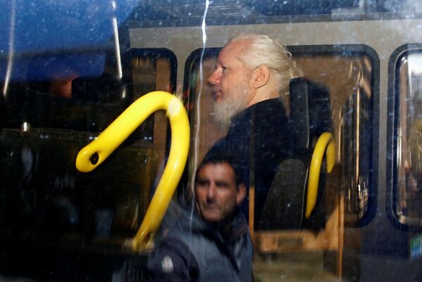 Основатель WikiLeaks Джулиан Ассанж в полицейском фургоне после того, как британская полиция арестовала его в посольстве Эквадора в Лондоне - Sputnik Таджикистан