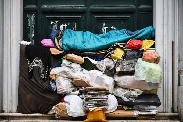 Бездомный спит на куче мусора под крыльцом в Риме, Италия - Sputnik Таджикистан