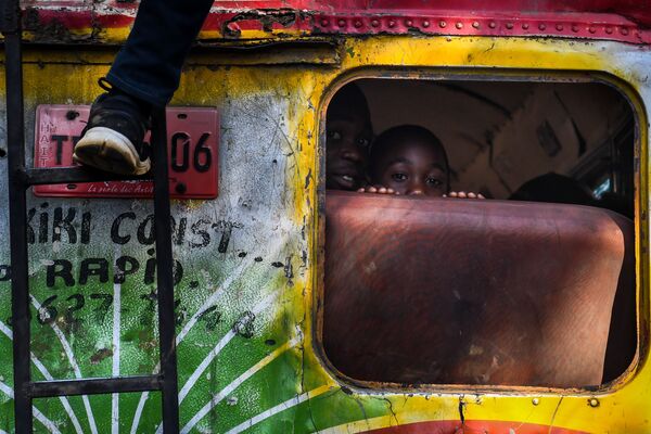 Мальчики в автобусе в Порт-о-Пренсе, Гаити - Sputnik Таджикистан
