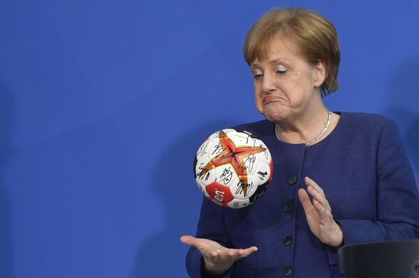 Канцлер Германии Ангела Меркель с мячом для гандбола - Sputnik Таджикистан