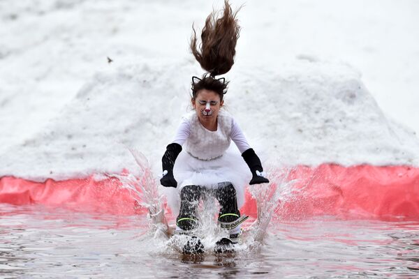Участник юмористического конкурса «Californication 9.0», посвященного окончанию зимнего сезона, катается на лыжах в бассейне близ города Логойск, Белоруссия - Sputnik Таджикистан