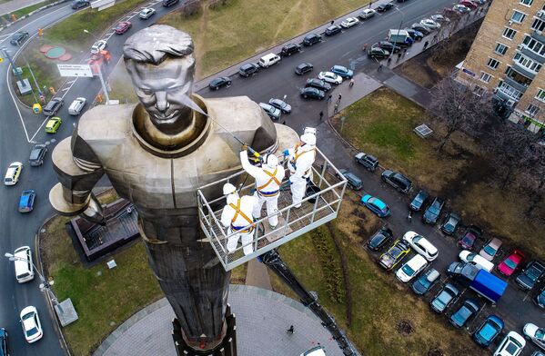 Работники коммунальных служб моют памятник космонавту Юрию Гагарину на Ленинском проспекте в Москве - Sputnik Таджикистан