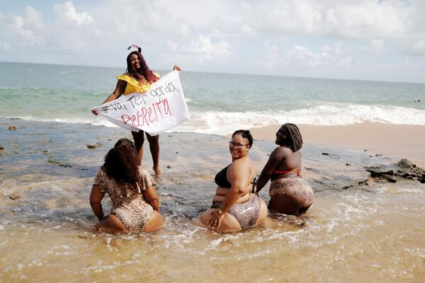 Участницы протеста против толстофобии в Бразилии  - Sputnik Таджикистан