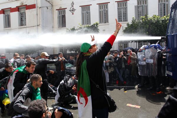 Антиправительственные демонстрации в столице Алжира  - Sputnik Таджикистан