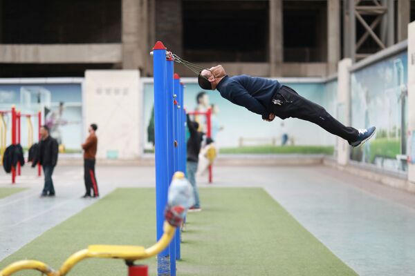 Упражнения для шеи в спортивном комплексе Китая - Sputnik Таджикистан