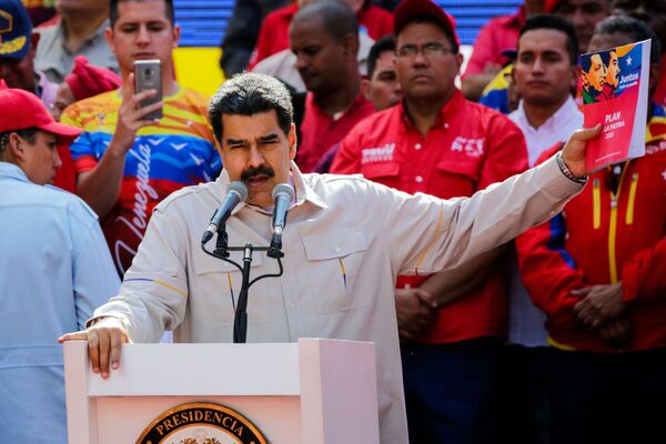 Президент Венесуэлы Николас Мадуро выступает в Каракасе на акции своих сторонников - Sputnik Таджикистан