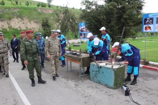 Ситоиши Раҳимзода аз шароити хизматчиёни Қушунҳои дохилӣ ва супориш ба масъулин-акс - Sputnik Тоҷикистон