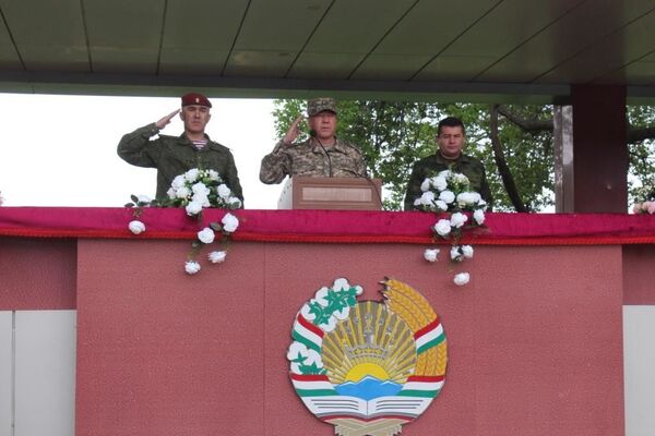 Ситоиши Раҳимзода аз шароити хизматчиёни Қушунҳои дохилӣ ва супориш ба масъулин-акс - Sputnik Тоҷикистон