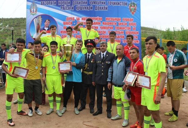 Акмалиддин Каримов Ҷоми вазири умури дохила-ро аз худ кард-акс - Sputnik Тоҷикистон