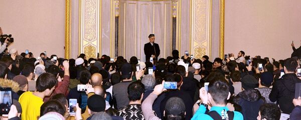 Саидмукаррам Абдулқодирзода, раиси Шӯрои уламои Тоҷикистон ҳангоми мулоқот бо муҳоҷирон дар Маскав - Sputnik Тоҷикистон