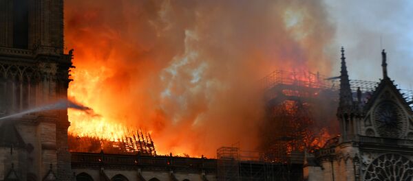 Пожар в соборе Парижской Богоматери - Sputnik Таджикистан