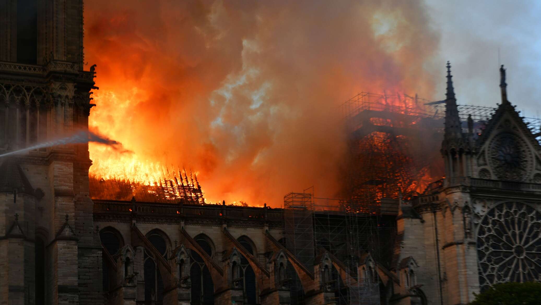 Почему нотр дам. Пожар в соборе Парижской Богоматери (2019). Нотердам де пари пожар.