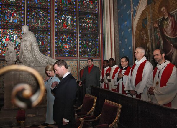 Президент России Дмитрий Медведев с супругой Светланой во время посещения Собора Парижской богоматери, 2010 год - Sputnik Таджикистан