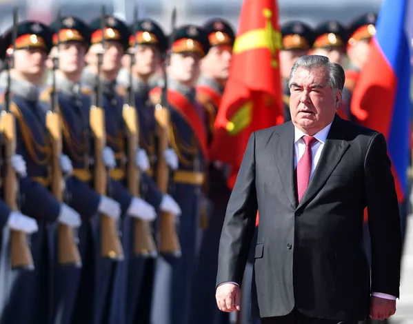Раисҷумҳури Тоҷикистон Эмомалӣ Раҳмонро дар фурудгоҳи Маскав бо қаравули фахрӣ, ки суруди миллии ду кишварро иҷро карданд, истиқбол гирифтанд
Раисҷумҳури Тоҷикистон Эмомалӣ Раҳмонро дар фурудгоҳи Маскав бо қаравули фахрӣ, ки суруди миллии ду кишварро иҷро карданд, истиқбол гирифтанд
- Sputnik Тоҷикистон