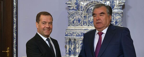 Премьер-министр РФ Д. Медведев встретился с президентом Таджикистана Э. Рахмоном Премьер-министр РФ Д. Медведев встретился с президентом Таджикистана Э. Рахмоном - Sputnik Тоҷикистон