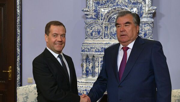 Премьер-министр РФ Д. Медведев встретился с президентом Таджикистана Э. Рахмоном - Sputnik Таджикистан