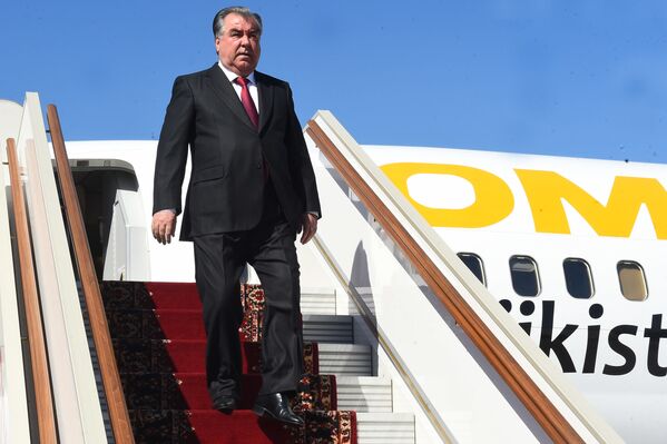 Президент Таджикистана Эмомали Рахмон прилетел в Москву - Sputnik Таджикистан