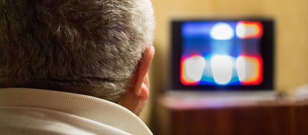 Мужчина смотрит телевизор - Sputnik Тоҷикистон