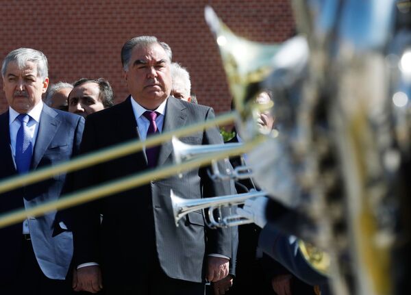 Президент Таджикистана Эмомали Рахмон возложил цветы к Могиле Неизвестного Солдата в Москве - Sputnik Таджикистан