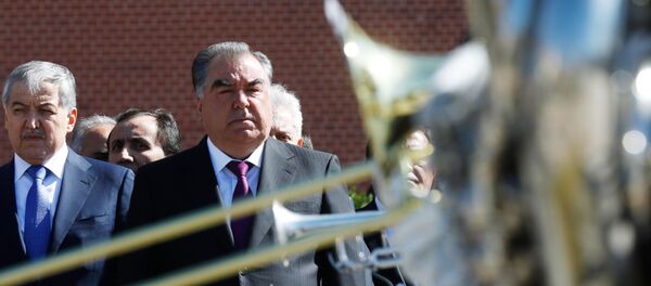 Президент Таджикистана Эмомали Рахмон возложил цветы к Могиле Неизвестного Солдата в Москве - Sputnik Тоҷикистон