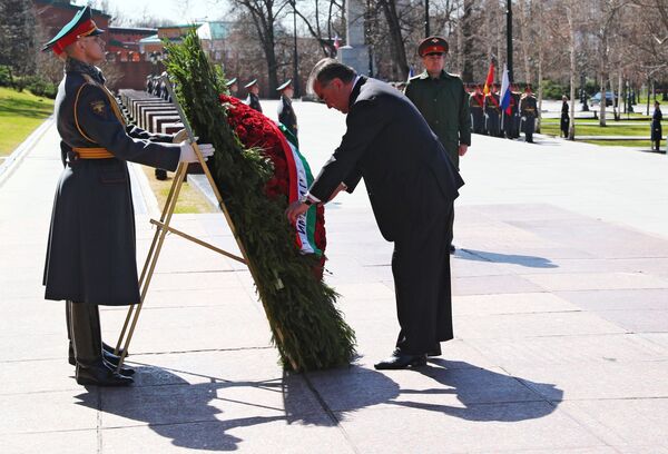 Президент Таджикистана Э. Рахмон возложил цветы к Могиле Неизвестного Солдата в Москве - Sputnik Таджикистан