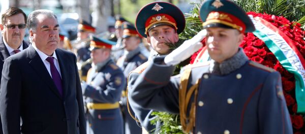 Президент Таджикистана Э. Рахмон возложил цветы к Могиле Неизвестного Солдата в Москве - Sputnik Тоҷикистон