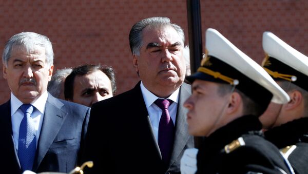Президент Таджикистана Э. Рахмон возложил цветы к Могиле Неизвестного Солдата в Москве - Sputnik Тоҷикистон