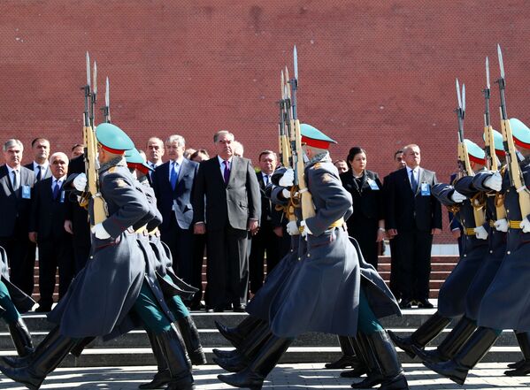 Президент Таджикистана Э. Рахмон возложил цветы к Могиле Неизвестного Солдата в Москве - Sputnik Таджикистан
