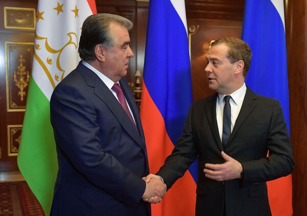 Премьер-министр РФ Д. Медведев встретился с президентом Таджикистана Э. Рахмоном - Sputnik Таджикистан