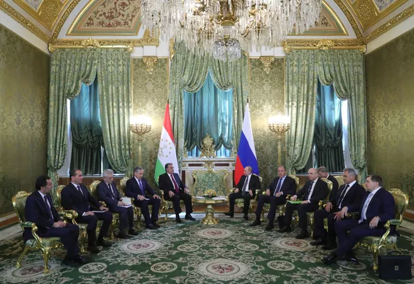 Дар пайи гуфтушунид раисҷумҳурон изҳороти муштарак ба имзо расониданд Дар пайи гуфтушунид раисҷумҳурон изҳороти муштарак ба имзо расониданд - Sputnik Тоҷикистон