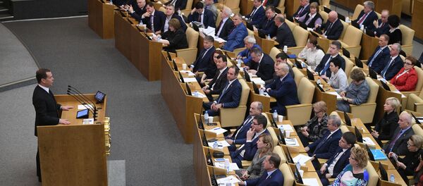 Председатель правительства РФ Дмитрий Медведев выступает в Государственной думе РФ Председатель правительства РФ Дмитрий Медведев выступает в Государственной думе РФ - Sputnik Таджикистан