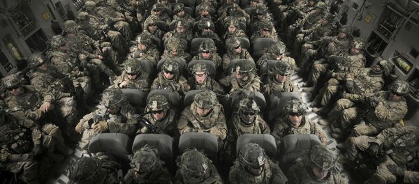 Американские военные в самолете - Sputnik Тоҷикистон