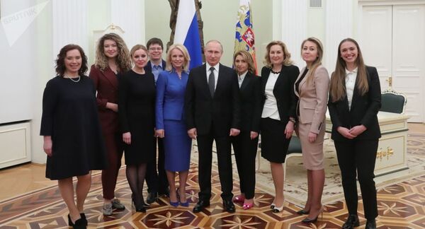 Сам хочу: реакция Путина на предложение выпускниц - видео Сам хочу: реакция Путина на предложение выпускниц - видео - Sputnik Таджикистан