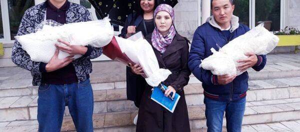 Гульзина Абдимажитова, родившая в Ошском областном роддоме дочерей-близняшек  - Sputnik Таджикистан