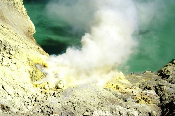 Кальдера вулкана Иджен, в которой раположено сернистое озеро Кавах Иджен, Индонезия - Sputnik Таджикистан