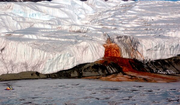 Кровавый водопад — кроваво-красный от большого содержания оксида железа поток, вытекающий из ледника Тейлора в Сухих долинах Мак-Мердо в Восточной Антарктиде - Sputnik Таджикистан