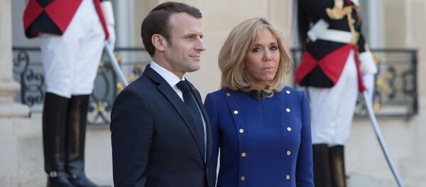 Президент Франции Эммануэль Макарон с супругой Бриджит Макрон - Sputnik Таджикистан