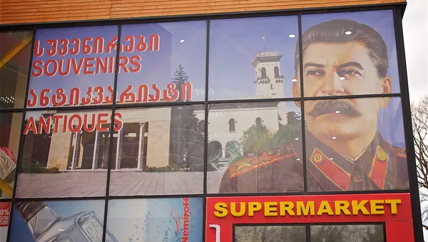 Дар ин шаҳр акси Сталинро дар ҳама ҷо метавон вохӯрд. Ҳатто аз  девори мағозае рафиқ Сталин ба сокинону меҳмонон менигарад - Sputnik Тоҷикистон
