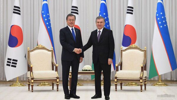 Президент Кореи Мун Чжэ Ин и глава Узбекистана Шавкат Мирзиёев - Sputnik Таджикистан