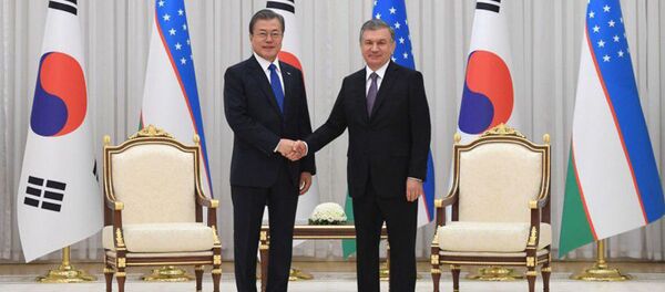 Президент Кореи Мун Чжэ Ин и глава Узбекистана Шавкат Мирзиёев Президент Кореи Мун Чжэ Ин и глава Узбекистана Шавкат Мирзиёев - Sputnik Таджикистан