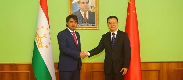 Мулоқоти Рустами Эмомалӣ, шаҳрдори Душанбе бо Лю Бин, сафири навтаъини Чин дар Тоҷикистон - Sputnik Тоҷикистон