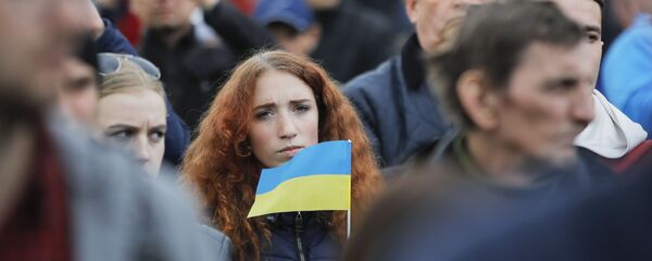 Девушка с украинским флагом, в преддверии дебатов между двумя кандидатами на президентских выборах Девушка с украинским флагом, в преддверии дебатов между двумя кандидатами на президентских выборах - Sputnik Таджикистан