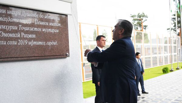 Президент Таджикистана Эмомали Рахмон открывает школу в Душанбе - Sputnik Таджикистан