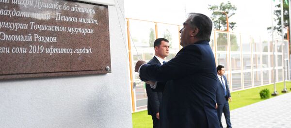 Президент Таджикистана Эмомали Рахмон открывает школу в Душанбе Президент Таджикистана Эмомали Рахмон открывает школу в Душанбе - Sputnik Таджикистан