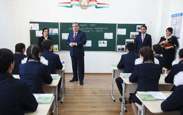 Президент Таджикистана Эмомали Рахмон открывает школу в Душанбе - Sputnik Таджикистан