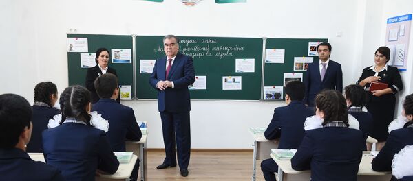 Президент Таджикистана Эмомали Рахмон открывает школу в Душанбе Президент Таджикистана Эмомали Рахмон открывает школу в Душанбе - Sputnik Тоҷикистон