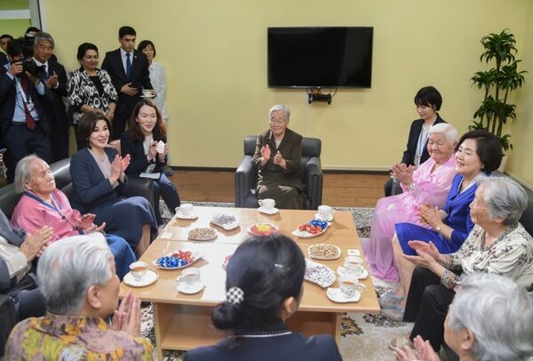 Зироат Мирзиёева ҳамсари президенти Кореяи Ҷанубиро ба сӯҳбати мардум бурд - Sputnik Тоҷикистон