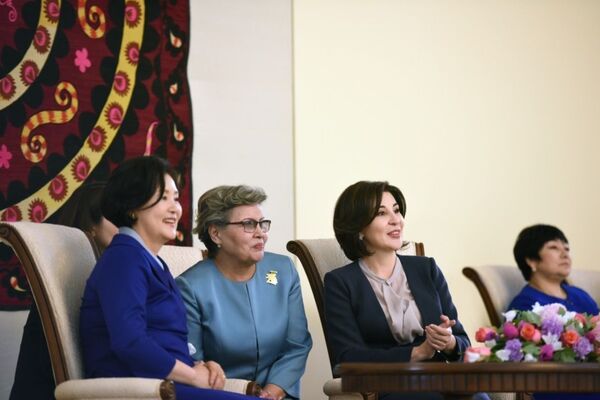 Зироат Мирзиёева ҳамсари президенти Кореяи Ҷанубиро ба сӯҳбати мардум бурд - Sputnik Тоҷикистон